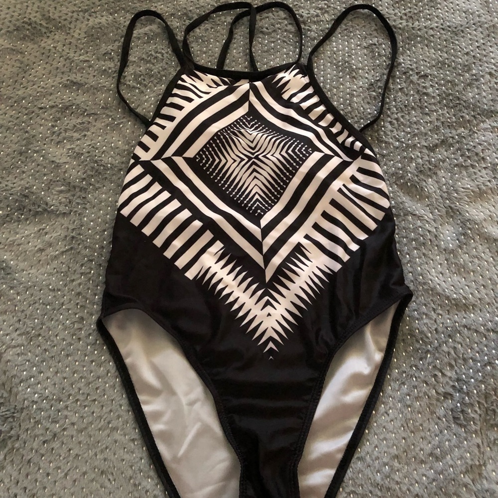 Black White Pattern One Piece Bikini 👙
